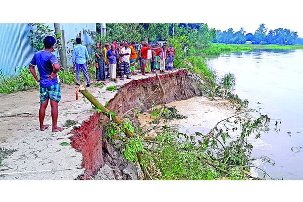 রাস্তা ভেঙে ভোগান্তি