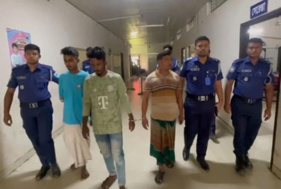 চালককে হত্যার পর অটোরিকশা ছিনতাইয়ের ঘটনায় ৪ জন গ্রেফতার
