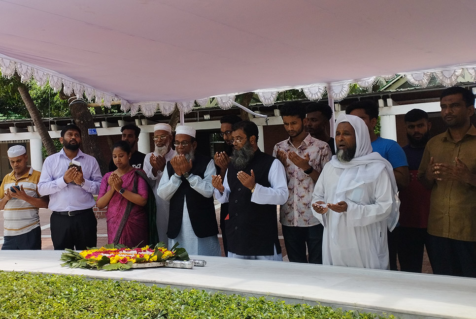 বঙ্গবন্ধুর প্রতিকৃতিতে চুয়েট উপাচার্যের শ্রদ্ধা