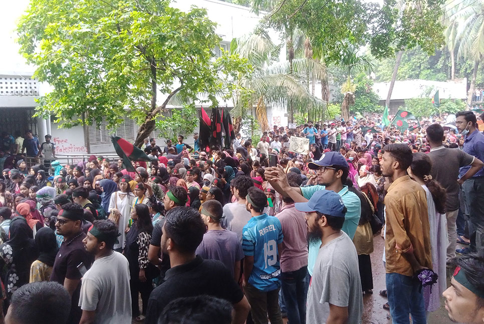 বৃষ্টি উপেক্ষা করে ঢাবিতে জড়ো হচ্ছেন আন্দোলনকারীরা