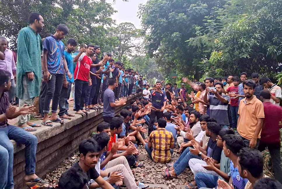কোটা আন্দোলনে হামলার প্রতিবাদে রাবিতে অবরোধ