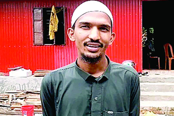 পায়ে হেঁটে হজ পালন শেষে বাড়ি ফিরলেন আলিফ মাহমুদ