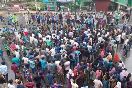 পুলিশি বাধা উপেক্ষা করে জাবি শিক্ষার্থীদের ঢাকা-আরিচা মহাসড়ক অবরোধ


