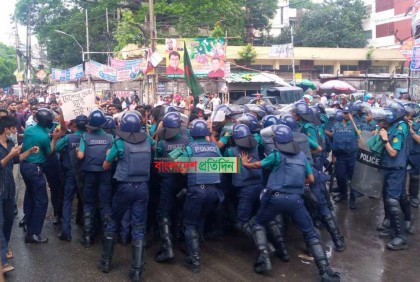 পুলিশি বাধা ও প্রধান ফটকের তালা ভেঙে সড়ক অবরোধ জবি শিক্ষার্থীদের

