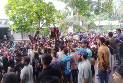 বৃষ্টি উপেক্ষা করে ঢাবিতে জড়ো হচ্ছেন আন্দোলনকারীরা