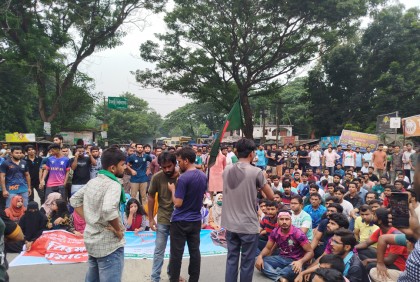 পুলিশের বাধা উপেক্ষা করে কুষ্টিয়া-খুলনা মহাসড়কে ইবি শিক্ষার্থীদের অবস্থান

