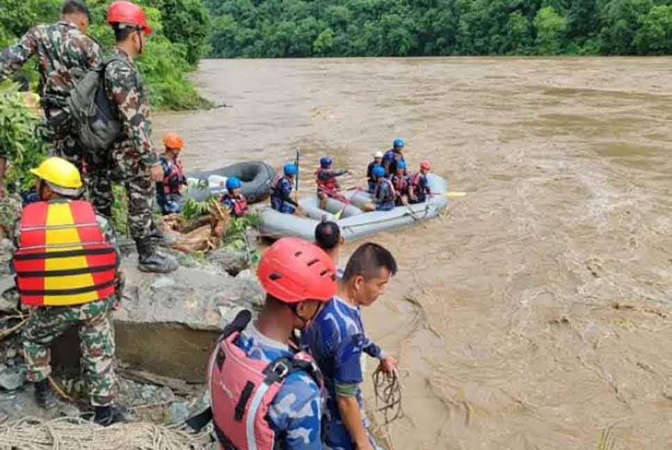নেপালে নদীতে দুই বাস: যাত্রীদের খুঁজে বের করতে সরকারের সব সংস্থাকে নির্দেশ