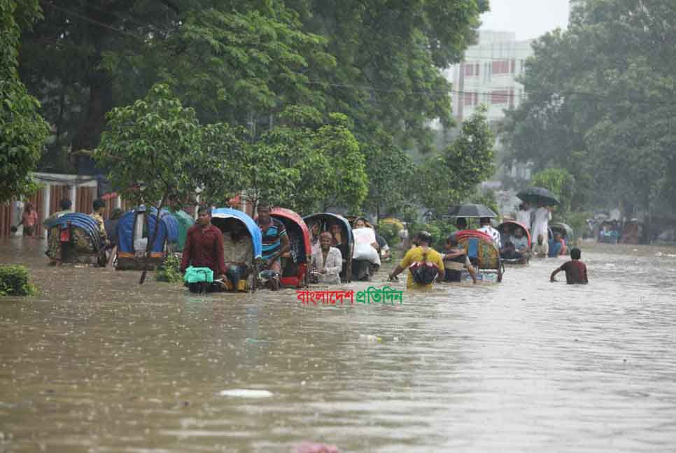 ভারী বৃষ্টিতে জলাবদ্ধতা, ভোগান্তিতে নগরবাসী