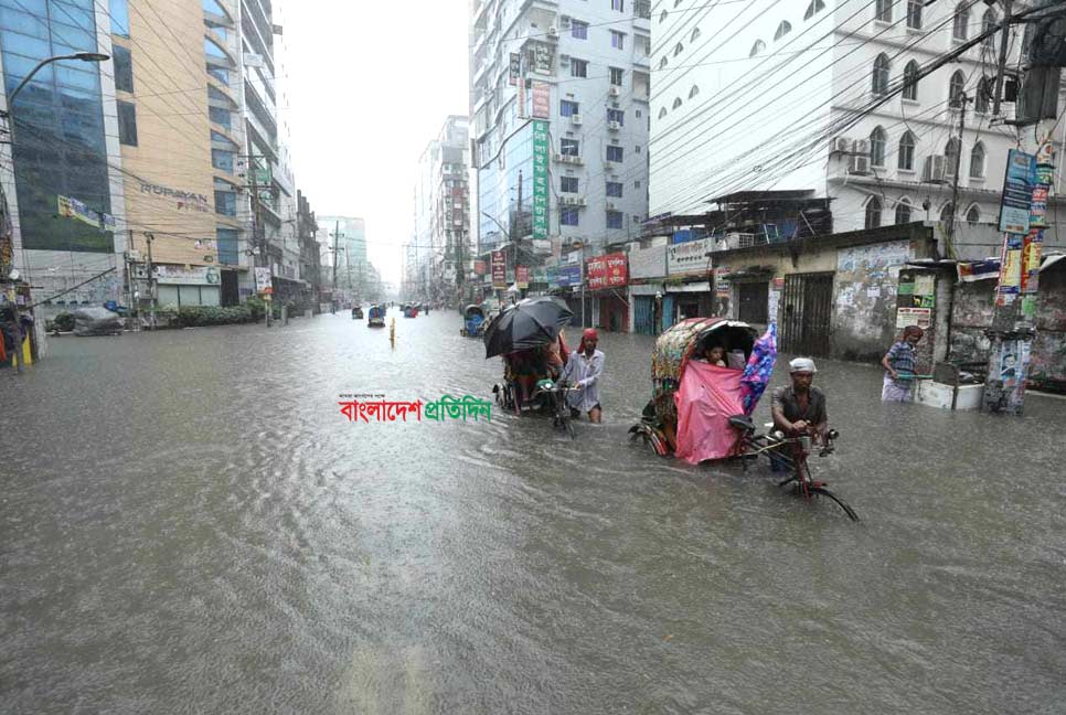 বৃষ্টিতে রাজধানীতে জলাবদ্ধতা, সময় নিয়ে বের হওয়ার অনুরোধ ডিএমপির 