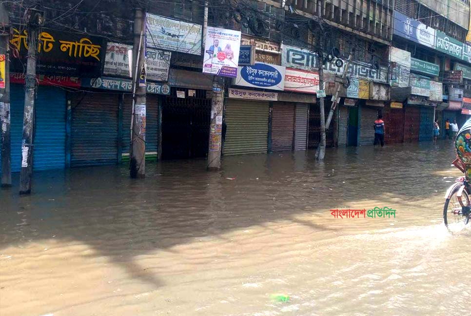 পুরান ঢাকার বেশিরভাগ সড়ক পানির নিচে, সীমাহীন দুর্ভোগে জনসাধারণ