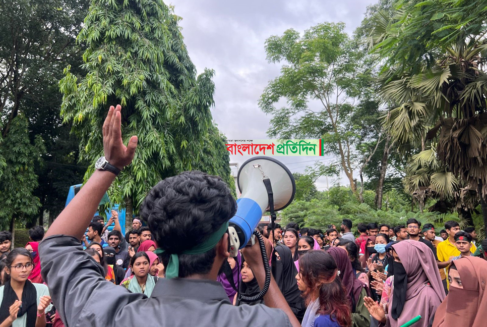পুলিশি হামলার প্রতিবাদে কুমিল্লা বিশ্ববিদ্যালয়ে বিক্ষোভ 

