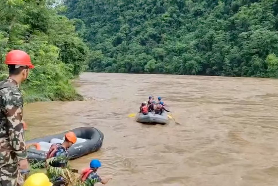 নেপালে নদীতে দুই বাস: উদ্ধারকাজ স্থগিত, কোনো যাত্রীর খোঁজ মেলেনি