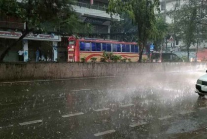 ভোর থেকে বৃষ্টি, বিপাকে পরীক্ষার্থীরা