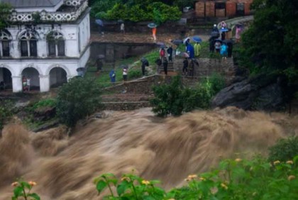 নেপালে ভূমিধসে নদীতে ছিটকে পড়ল দুই বাস, নিখোঁজ অর্ধশতাধিক