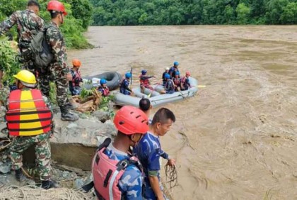 নেপালে নদীতে দুই বাস: যাত্রীদের খুঁজে বের করতে সরকারের সব সংস্থাকে নির্দেশ