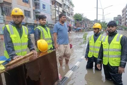 ভারী বৃষ্টির পানি সরাতে কাজ করছে ডিএনসিসির ৫ হাজার পরিচ্ছন্নতা কর্মী 