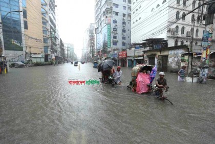 বৃষ্টিতে রাজধানীতে জলাবদ্ধতা, সময় নিয়ে বের হওয়ার অনুরোধ ডিএমপির 