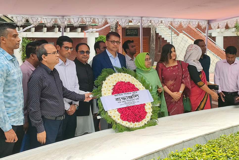 বঙ্গবন্ধুর সমাধিতে বেজা’র নির্বাহী চেয়ারম্যানের শ্রদ্ধা 

