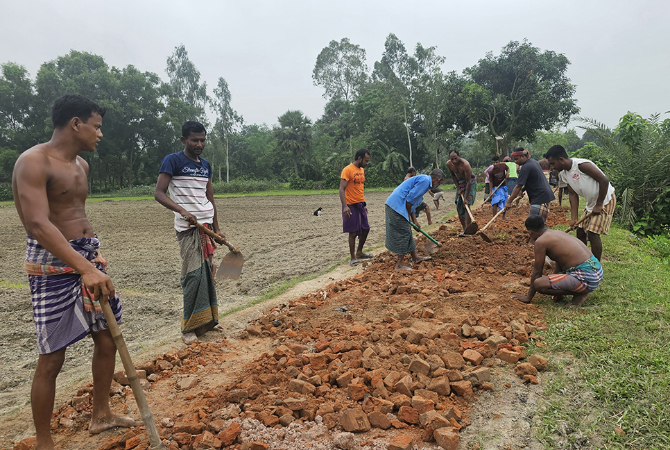 নওগাঁয় স্বেচ্ছাশ্রমে রাস্তা সংস্কার