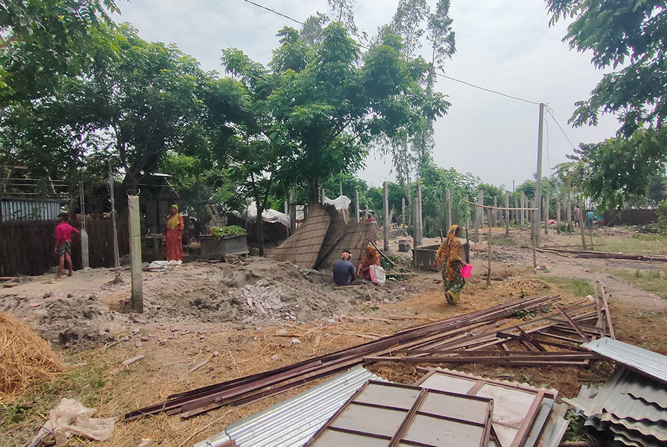 কুড়িগ্রামে পানি কমলেও কমেনি দুর্ভোগ