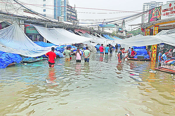 বৃষ্টিতে ডুবল ঢাকা, দুর্ভোগ