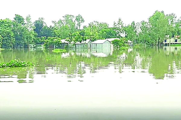 পানি কমেছে বাড়ছে ভোগান্তি
