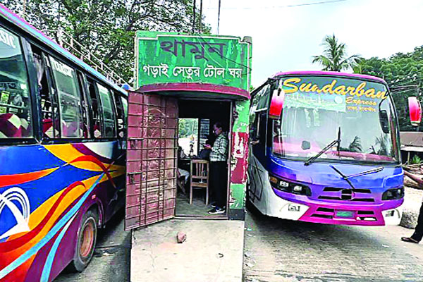 টোল যাচ্ছে প্রভাবশালীদের পকেটে