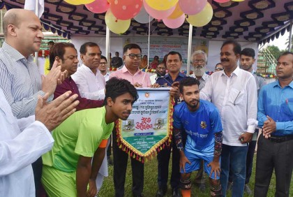 রাজবাড়ীতে বঙ্গবন্ধু আন্তঃকলেজ ফুটবল টুর্নামেন্টের উদ্বোধন