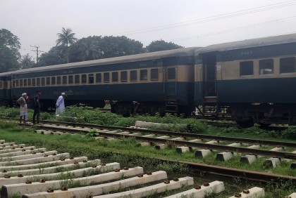সৈয়দপুরে মেরামতে আসা ট্রেন লাইনচ্যুত, বিভিন্ন রুটে রেল যোগাযোগ বন্ধ


