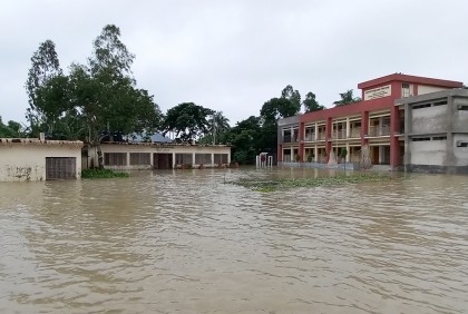 পানি কমায় জামালপুরে বন্যা পরিস্থিতির উন্নতি
