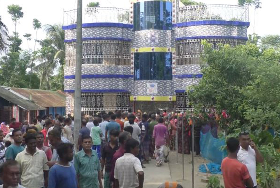 ঘরে ঢুকে প্রবাসীর স্ত্রীকে ছুরিকাঘাতে হত্যা, মেয়েকে জখম