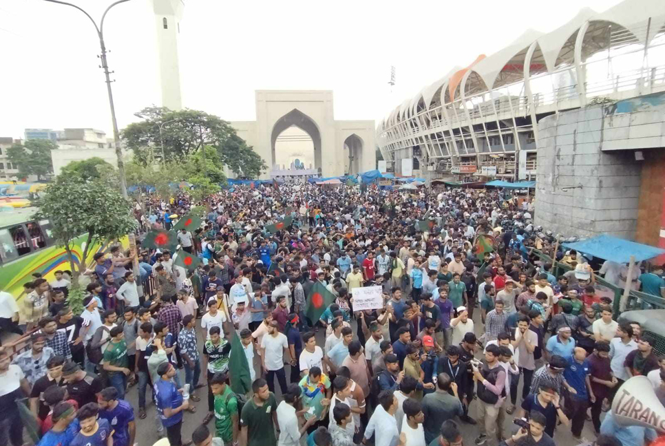 জিরো পয়েন্টে পুলিশের ব্যারিকেড ভেঙে বঙ্গভবন অভিমুখী গণপদযাত্রায় আন্দোলনকারীরা

