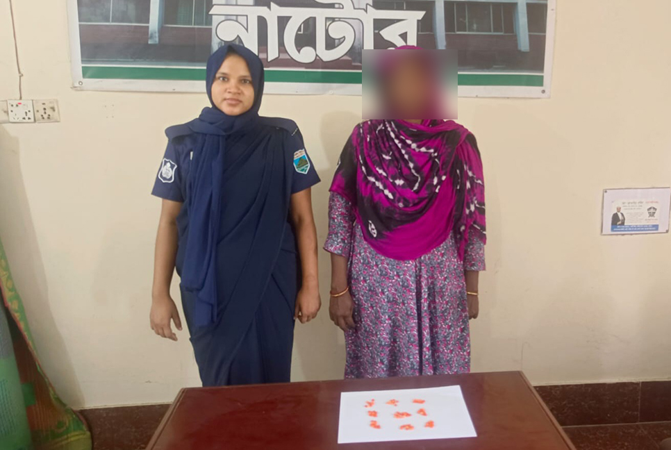 লালপুরে ইয়াবাসহ এক নারী গ্রেফতার