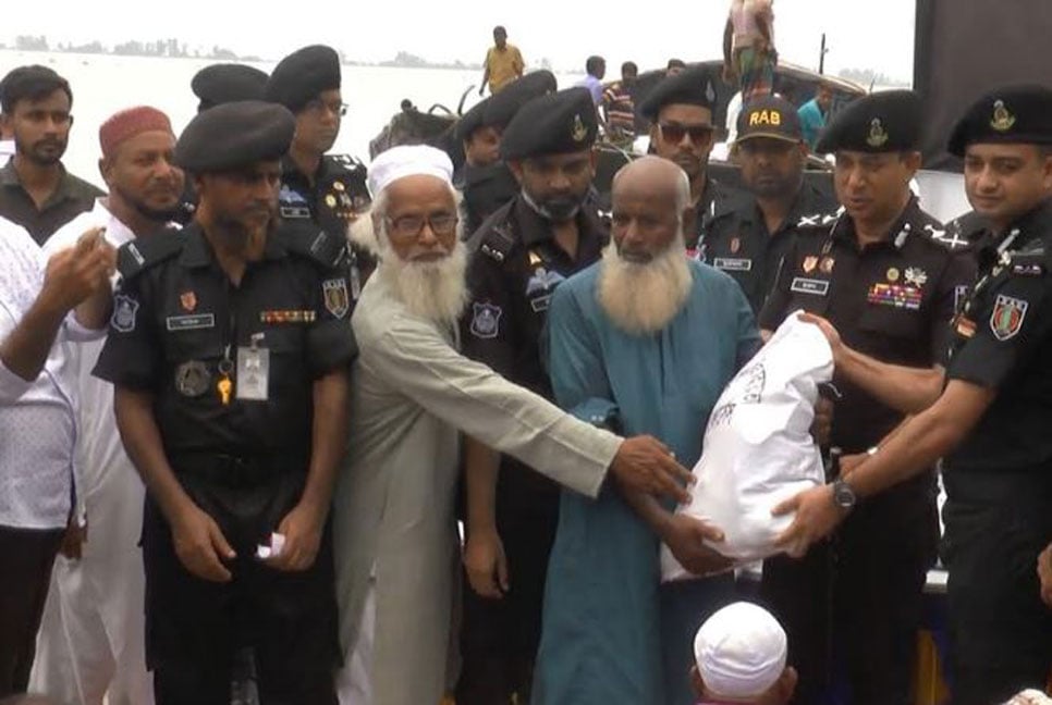 কুড়িগ্রামে বন্যার্তদের মাঝে র‌্যাবের ত্রাণ বিতরণ 