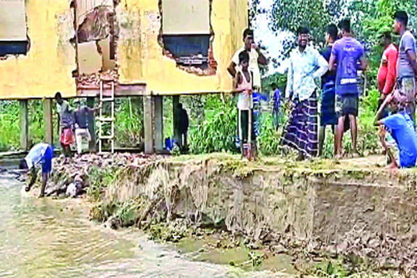 বন্যার সঙ্গে ভাঙন নিঃস্ব অনেকে