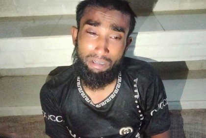 মসজিদ থেকে ব্যাটারি চুরি করে পালানোর সময় চোর আটক