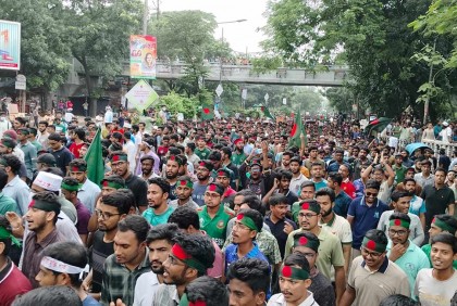 বঙ্গভবন অভিমুখে গণপদযাত্রায় আন্দোলনকারী শিক্ষার্থীরা

