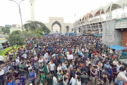 জিরো পয়েন্টে পুলিশের ব্যারিকেড ভেঙে বঙ্গভবন অভিমুখী গণপদযাত্রায় আন্দোলনকারীরা

