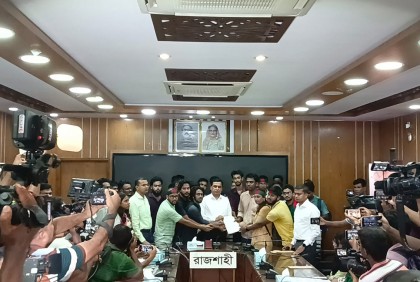 কোটার যৌক্তিক সংস্কারের দাবিতে রাবি শিক্ষার্থীদের ৯ কি.মি. পদযাত্রা, স্মারকলিপি প্রদান

