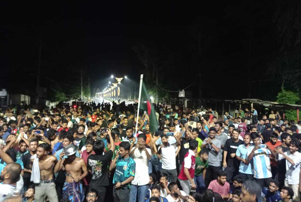 মধ্যরাতে উত্তাল রাবি, ঢাকা-রাজশাহী সড়ক অবরোধ