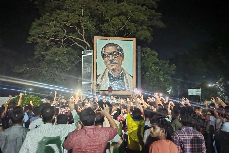 কোটা সংস্কারের দাবি, মধ্যরাতে বিক্ষোভে ফুঁসলো ইবি