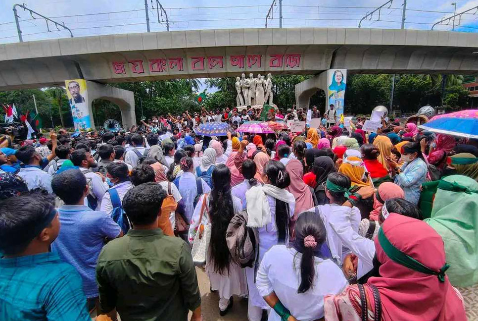রাজু ভাস্কর্যের পাদদেশে জড়ো হচ্ছেন আন্দোলনকারীরা