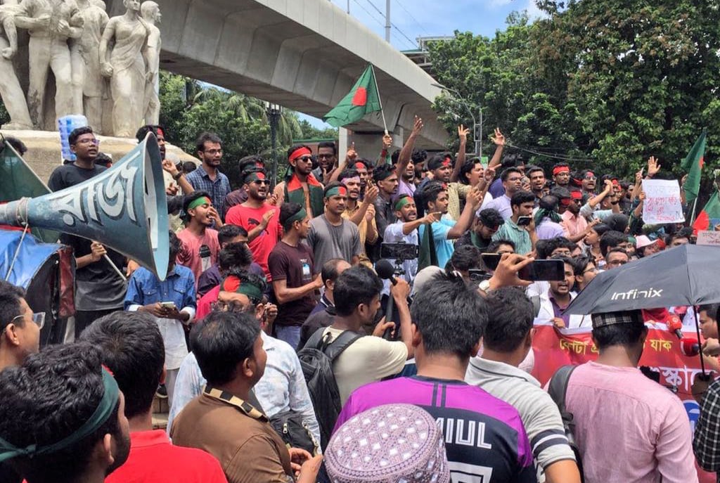 রাজু ভাস্কর্যের সামনে শিক্ষার্থীদের অবস্থান, চলছে স্লোগান 