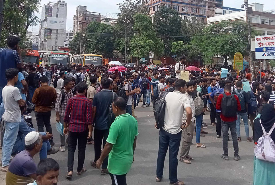 নতুন বাজার অবরোধ শিক্ষার্থীদের, প্রগতি সরণিতে তীব্র যানজট