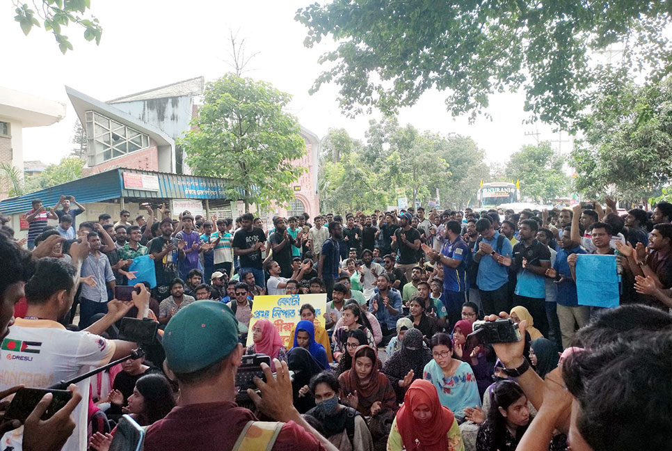 কোটা সংস্কার দাবিতে দিনাজপুর-রংপুর মহাসড়ক অবরোধ