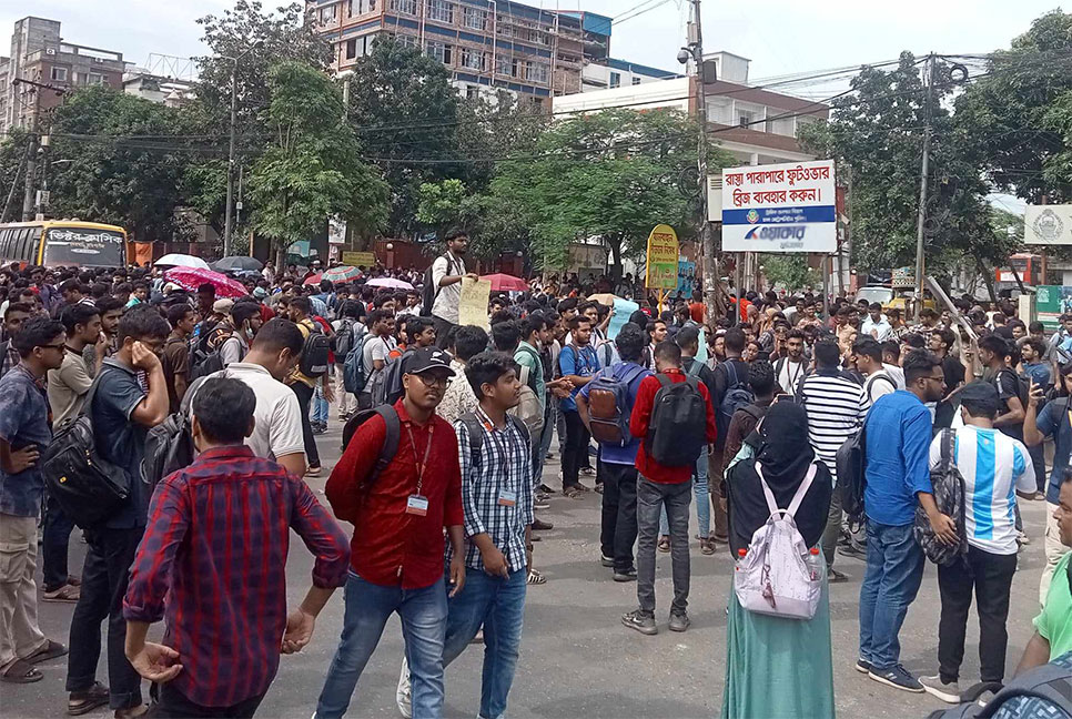 নতুন বাজার ছেড়েছেন কোটা আন্দোলনকারীরা, যানচলাচল শুরু