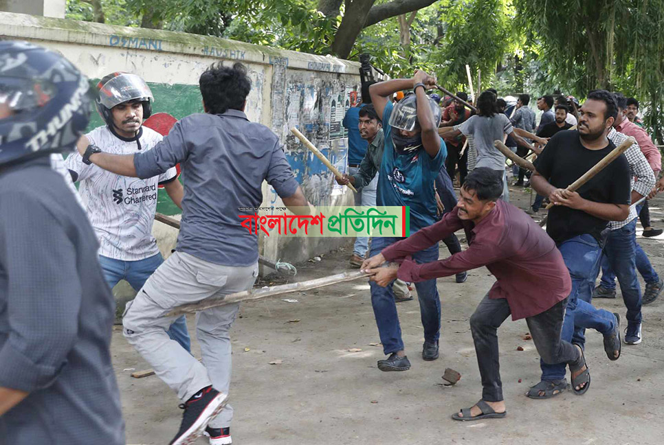 শহীদুল্লাহ হলের সামনে আন্দোলনকারী ও ছাত্রলীগের মধ্যে ফের সংঘর্ষ


