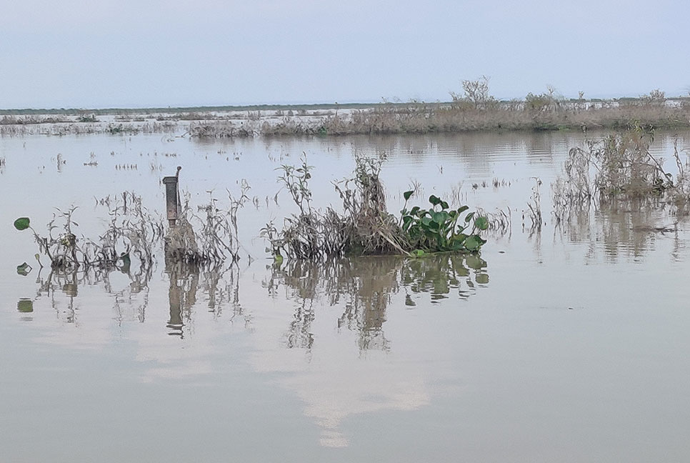 গাইবান্ধায় কমছে পানি, বাড়ছে দুর্ভোগ