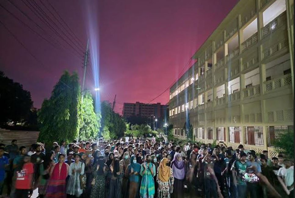 ঢাবিতে শিক্ষার্থীদের উপর হামলার প্রতিবাদে শেকৃবিতে বিক্ষোভ