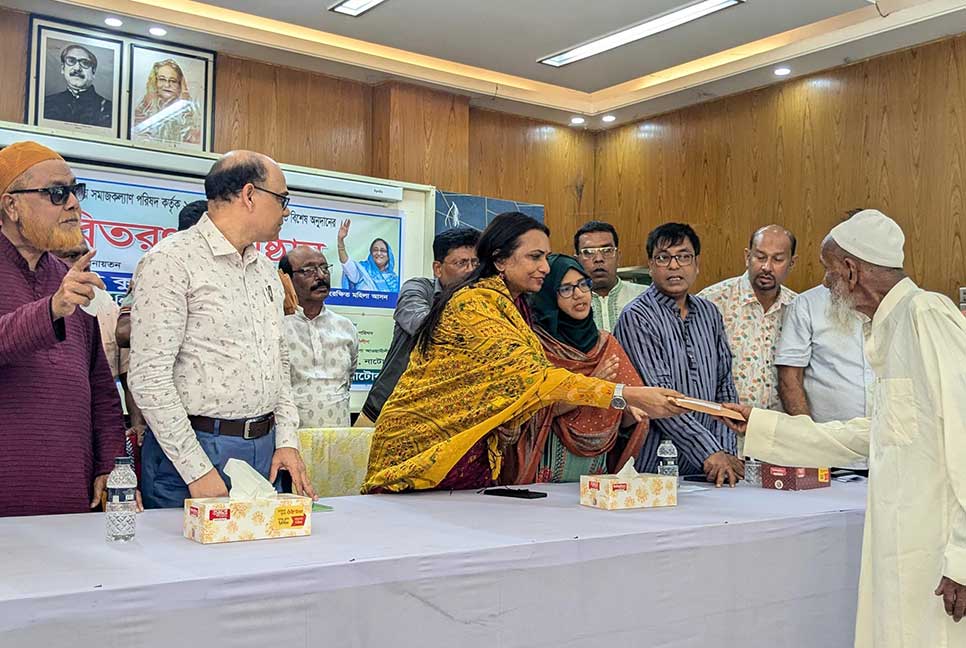 বড়াইগ্রামে বিশেষ অনুদানের চেক বিতরণ